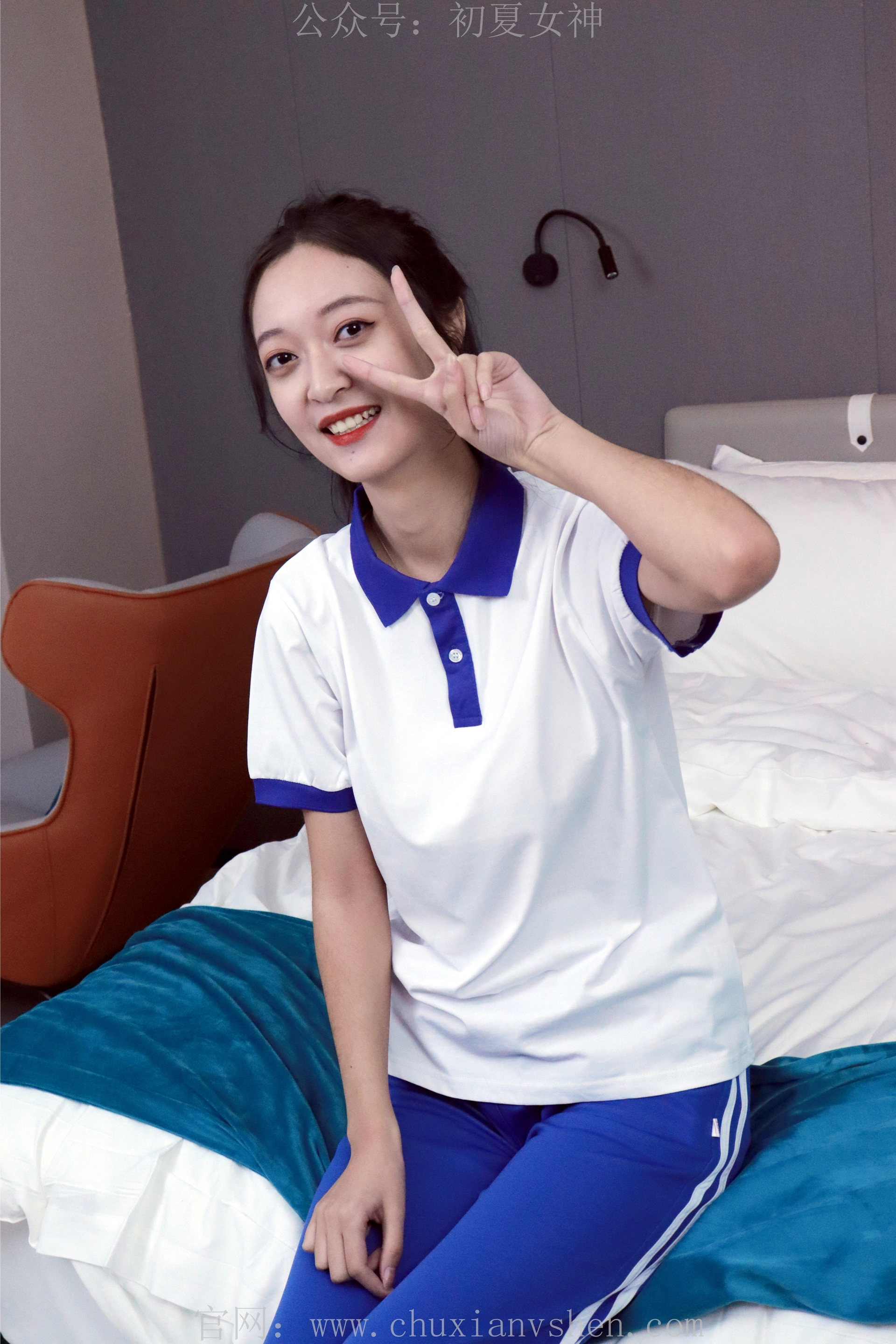 初夏女神 NO.001 依依~校服搭配37码运动鞋拍摄 2